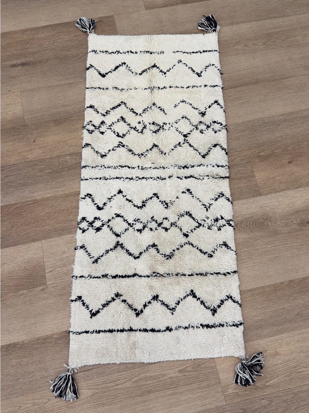 Handmade Ivory and Black Tassel Runner Rug - Home Accents